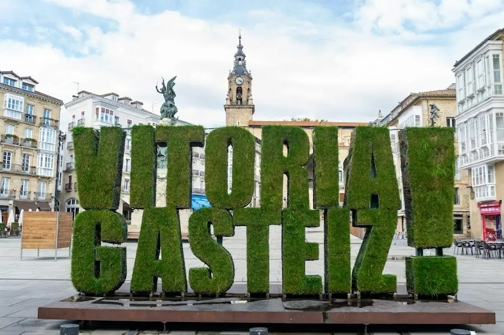 Monumento Vitoria-Gasteiz en la Plaza de la Virgen Blanca — agencia SEO local Kontxa Digital
