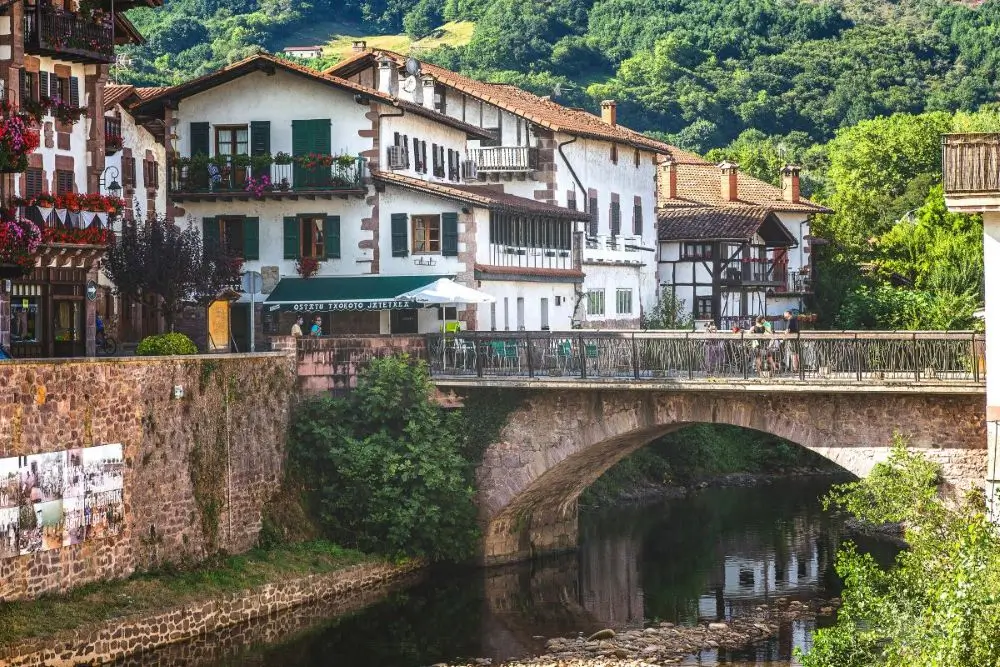 Pueblo tradicional vasco-navarro con puente sobre río — zonas donde trabaja Kontxa Digital